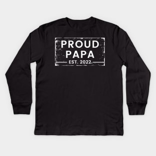 Proud Papa EST 2022. Vintage Distressed Design For The Dad To Be. Kids Long Sleeve T-Shirt